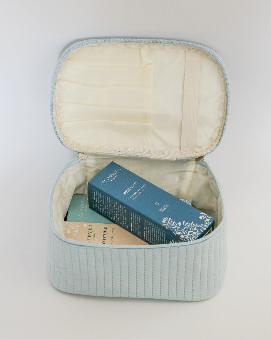 Beauty case Authentica, dettaglio con i prodotti