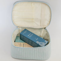 Beauty case Authentica, dettaglio con i prodotti